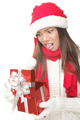 圣诞节送礼物的女人不高兴拆开礼物