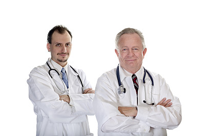 由两位年轻和年老的白人男性医生组成的医疗队