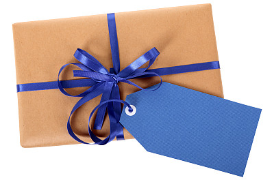 棕色纸包，上面有蓝色的礼品标签