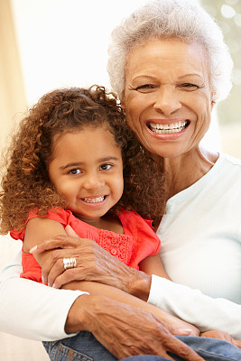 一位年长的非裔美国妇女和她的孙女