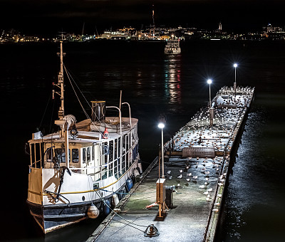 夜晚停泊在斯德哥尔摩港口的小船