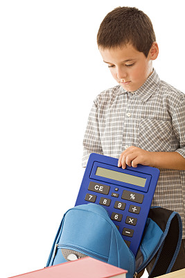 一个男生把计算器放进书包里