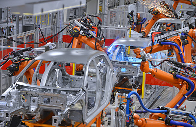 机器人在工厂焊接