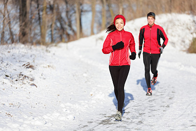 冬季跑步运动夫妇