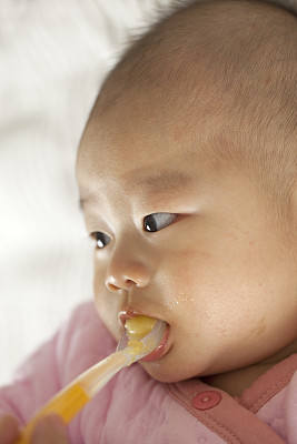 用一勺喂养可爱宝宝的补充食物