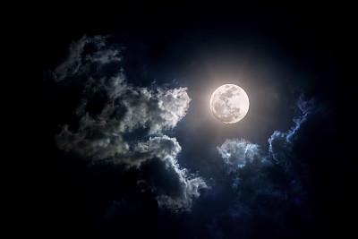 阴天的月亮