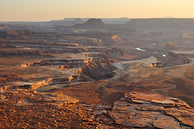 美国犹他州峡谷地的金色日落景色
