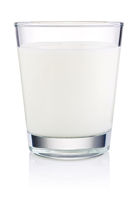 一杯鲜牛奶孤立在白色的背景