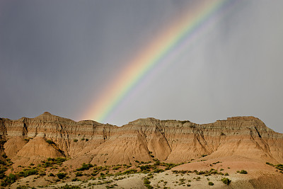 沙漠景观上方的彩虹Badlands国家公园