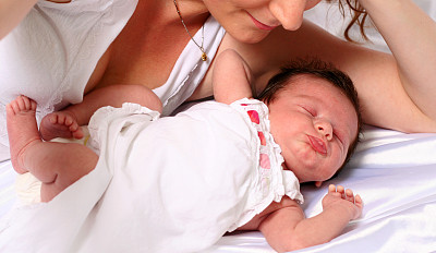 年轻的母亲和她刚出生的女儿 年轻的母亲和她刚出生的女儿