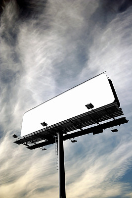 空白的广告牌在多云的天空，只要添加你的文本