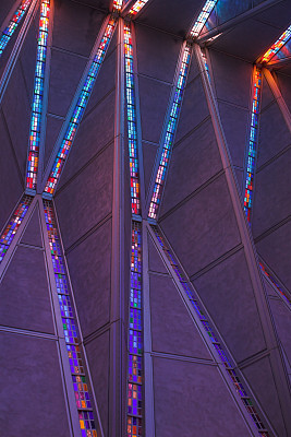 空军学院教堂的彩色玻璃窗