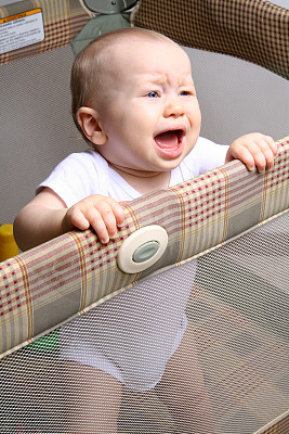 婴儿围栏里尖叫的婴儿