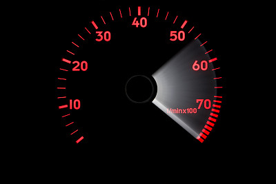 红色转速表在黑色隔离-超过7000转/分