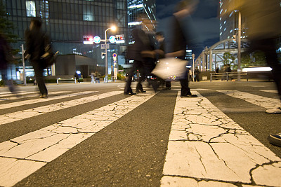 大阪夜晚的人行横道