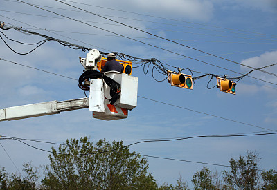 飓风过后修理交通灯