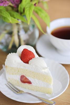 草莓蛋糕配茶