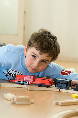 孩子在玩玩具火车