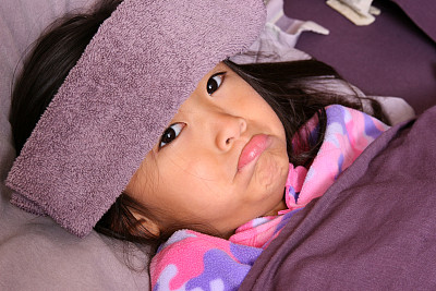 中国小女孩卧病在床