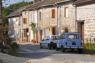 法国乡村大街和老雷诺