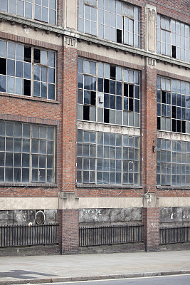 经济困难，门窗紧闭，旧建筑，利物浦
