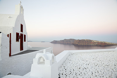 圣托里尼岛伊亚的典型正统希腊教堂。希腊。