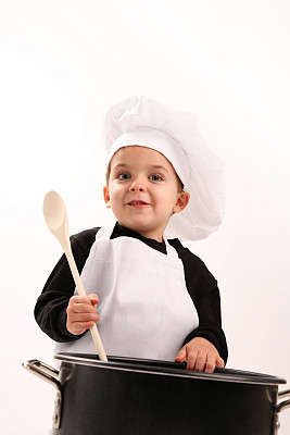 小男孩角色扮演厨师