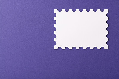 白色空白邮票形状的紫色信封
