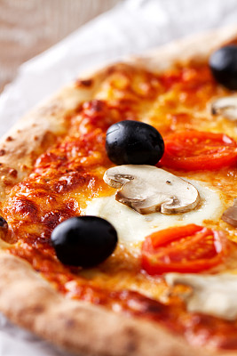 蘑菇和橄榄披萨。