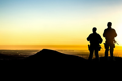 日落时分山顶上的军队士兵