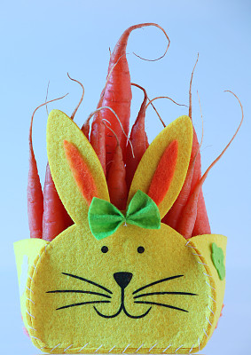 装满胡萝卜的黄色复活节兔子