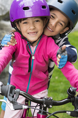 年轻的男孩和女孩骑自行车