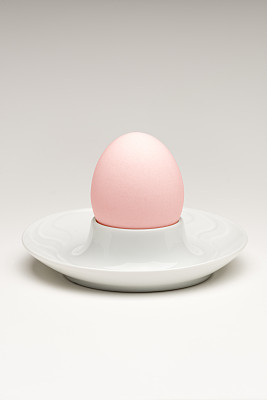 蛋杯里的粉色复活节彩蛋(图片大小XXXLarge)
