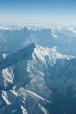 雪山山峰的Arial照片