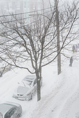 小城市街道下着暴风雪和暴风雪。