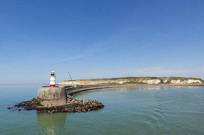港湾入口处的灯塔和防波堤