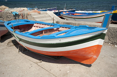西西里海岸的一艘渔船