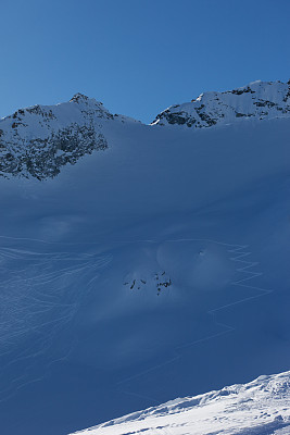 阿尔卑斯山顶刚下过雪