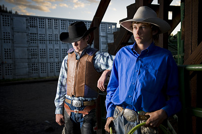 科罗拉多州日落时分，年轻的牛仔竞技会