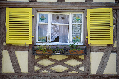 法国科尔马的黄色百叶窗
