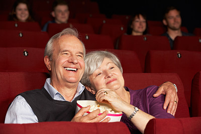 老夫妇在电影院看电影