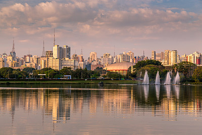 从巴西伊比拉普埃拉公园(Ibirapuera Park)可以看到圣保罗令人惊叹的美景