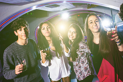 一群快乐的青少年在迪斯科舞厅跳舞和聚会