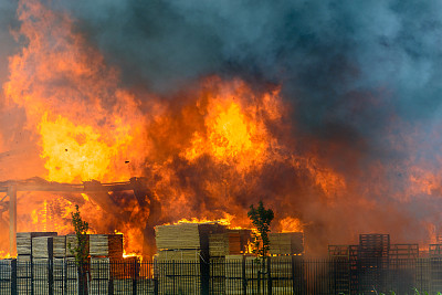 工业区内工厂起火