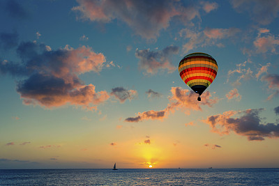 海面上日落的热气球