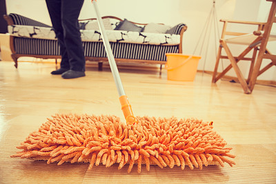 用拖把清洁客厅木地板 用拖把清洁客厅木地板