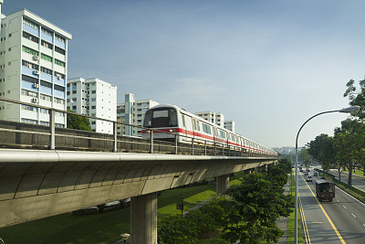 捷运列车在立交桥轨道旁边的建筑物和道路