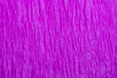 宏紫色绉纸为背景。