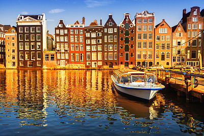 阿姆斯特丹市中心的荷兰房屋、船只和运河