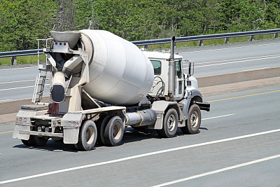 建筑业，运送混凝土到工地的水泥卡车